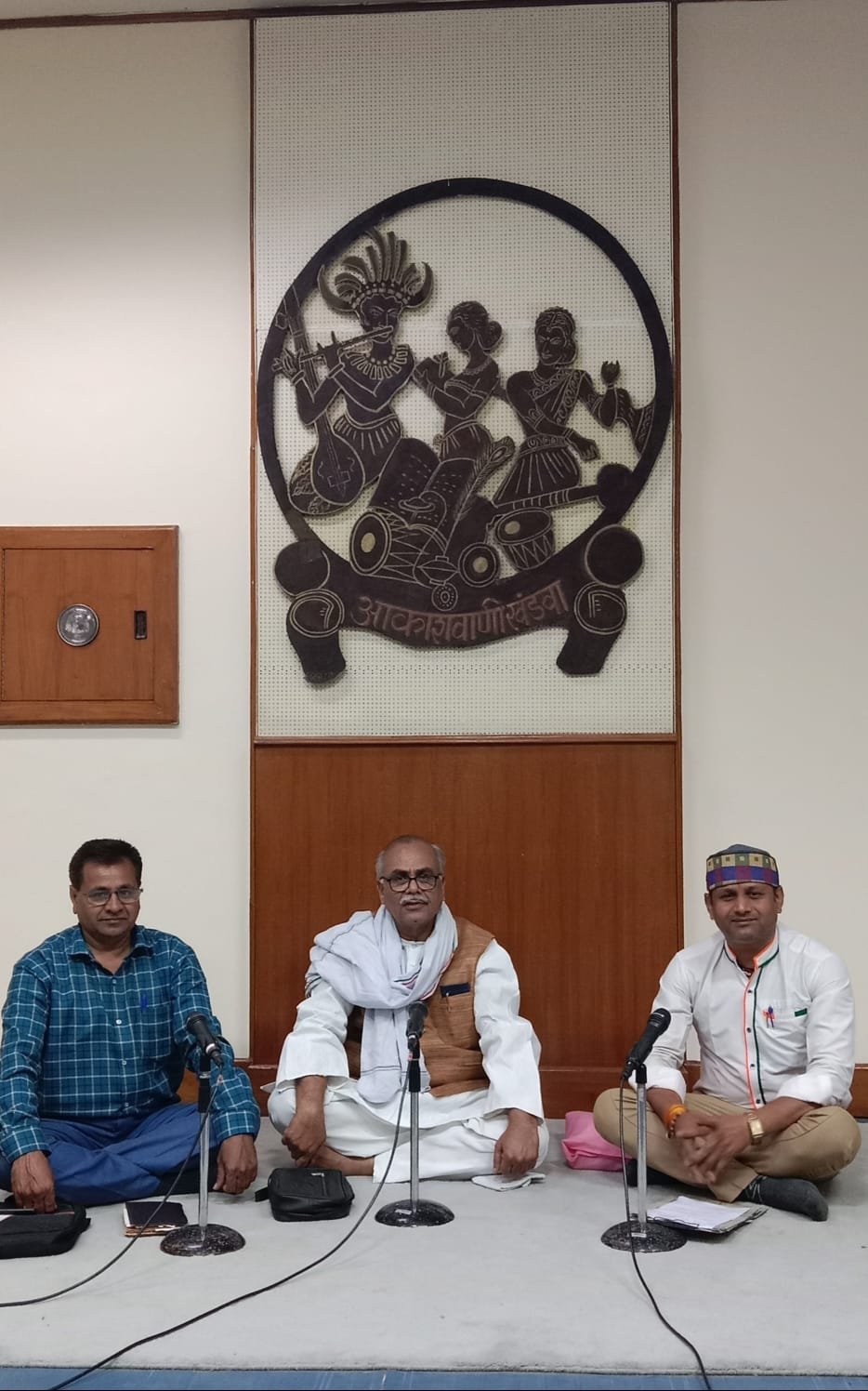 बुरहानपुर के कवियों और साहित्यकारों ने आकाशवाणी केन्द्र खंडवा की कविगोष्ठी में की शिरकत | New India Times