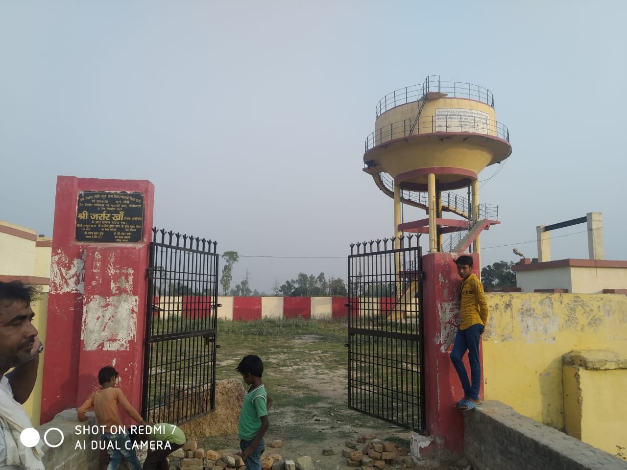 ग्राम लौकी में एक साल से पानी टंकी खराब, ग्रामीण परेशान, घर में पानी न आने के कारण महिलाओं को दूर में स्थित बोर से लाना पड़ रहा है पानी | New India Times