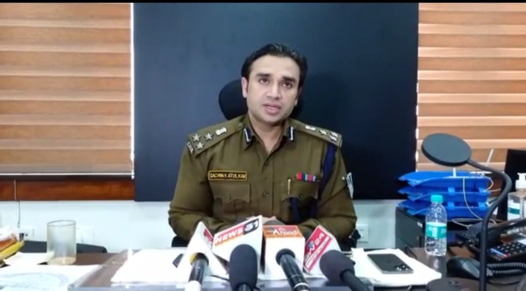 चलती एंबुलेंस में बीयर पीते हुए वीडियो हुआ वायरल | New India Times