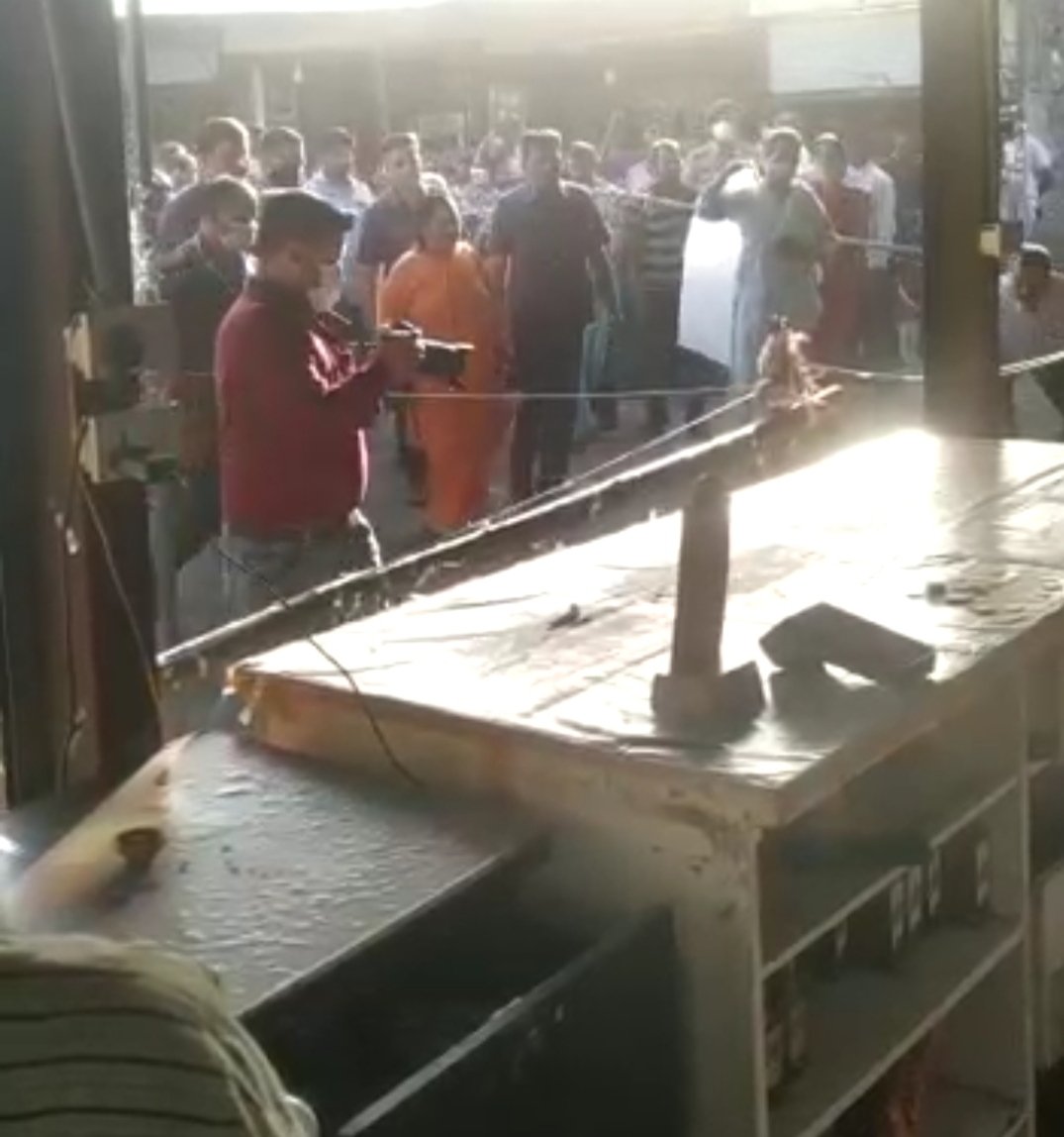 पूर्व मुख्यमंत्री उमा भारती ने शराब की दुकान में घुस कर की तोड़ फोड़ | New India Times