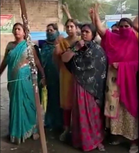 राजधानी भोपाल के भेल क्षेत्र में शराब की दुकान बंद करने के लिये महिलाओं ने किया ज़बर्दस्त हंगामा | New India Times