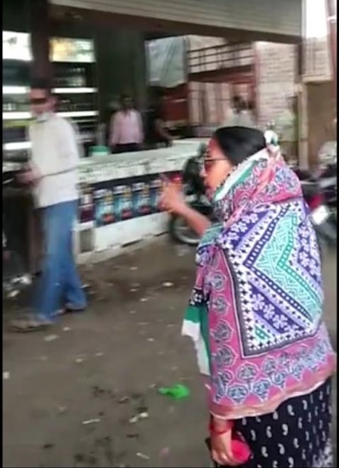 राजधानी भोपाल के भेल क्षेत्र में शराब की दुकान बंद करने के लिये महिलाओं ने किया ज़बर्दस्त हंगामा | New India Times