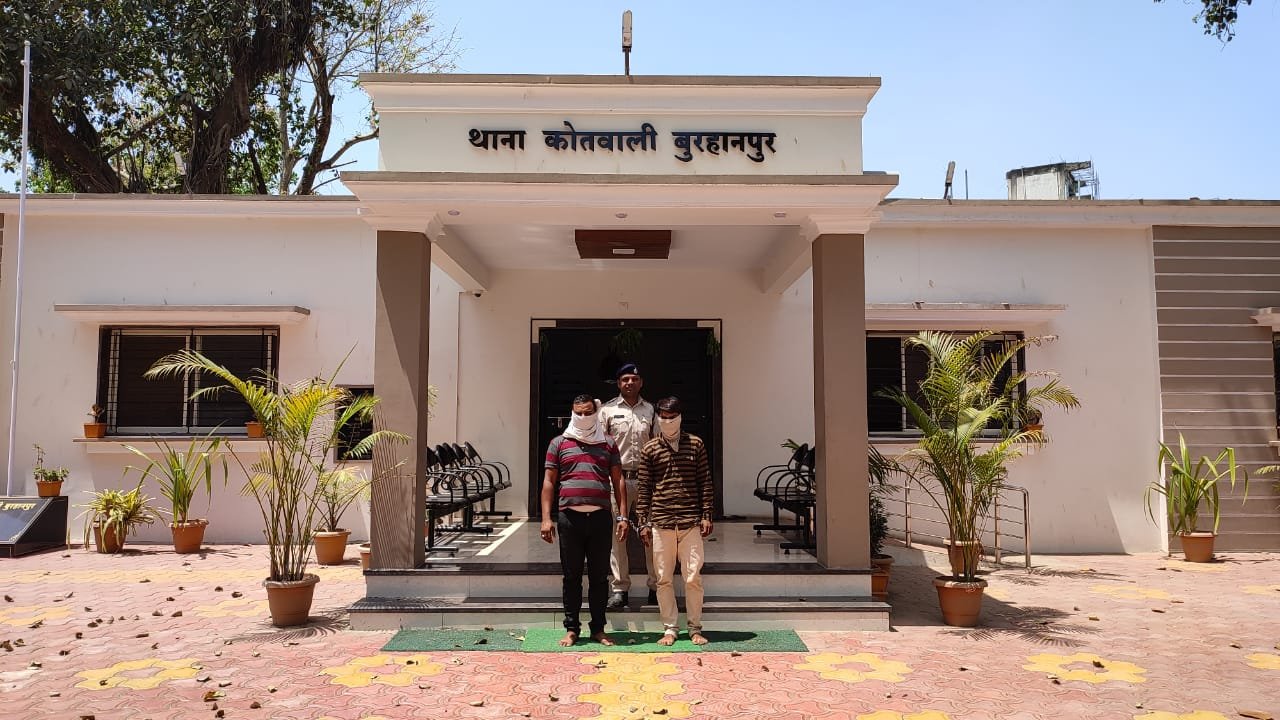 स्कूल में खाना बनाने वाली महिला ने वहीं पढ़ाने वाली शिक्षिका का मोबाइल चुराकर फ़ोन-पे के माध्यम से चुराए 1 लाख 65 हजार रुपये, महिला समेत 3 आरोपियों को गिरफतार कर पुलिस ने ₹ 1,21,000/- किये जप्त | New India Times