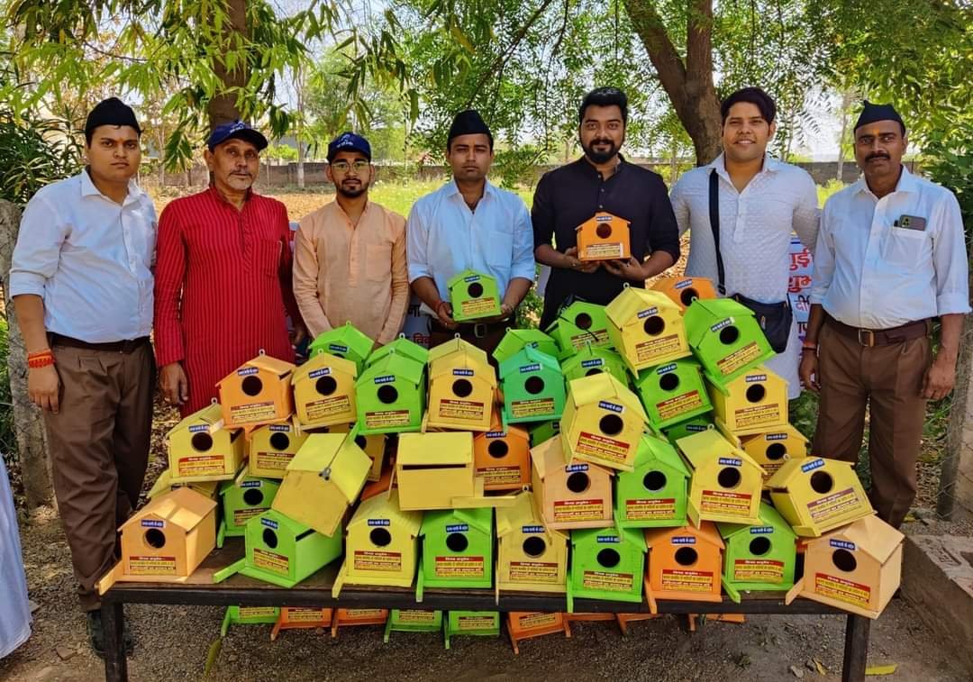 दाना पानी फॉर बर्ड्स समूह ने 1500 सकोरे 200 किलो दाना सहित 470 बर्ड्स हाउस किए वितरित | New India Times