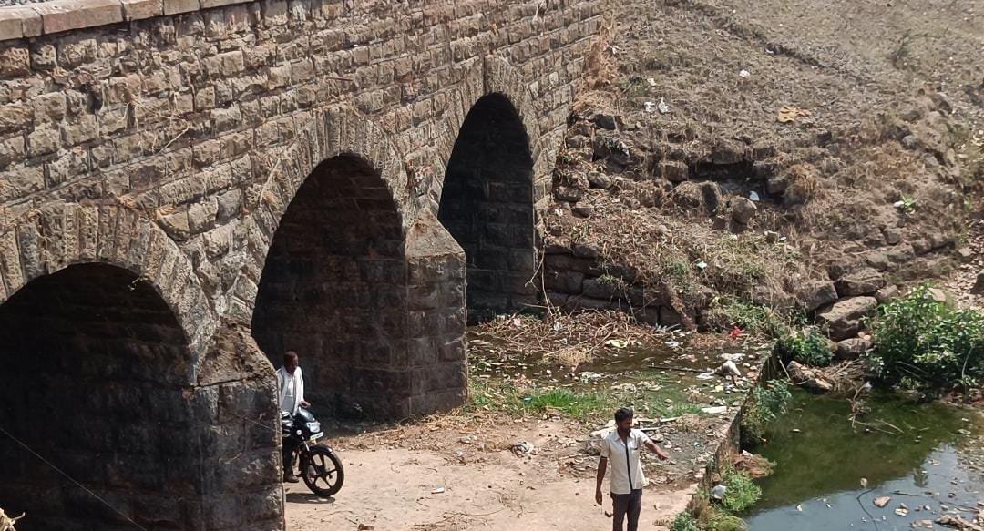 रेलवे गेट बंद होते ही जान जोखिम में डाल कर सफर करते हैं वाहन चालक, कई बार हो चुकी हैं दुर्घटनाएं | New India Times