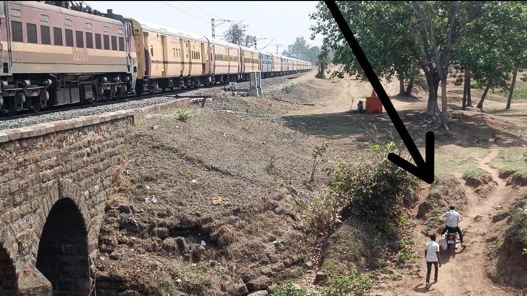 रेलवे गेट बंद होते ही जान जोखिम में डाल कर सफर करते हैं वाहन चालक, कई बार हो चुकी हैं दुर्घटनाएं | New India Times