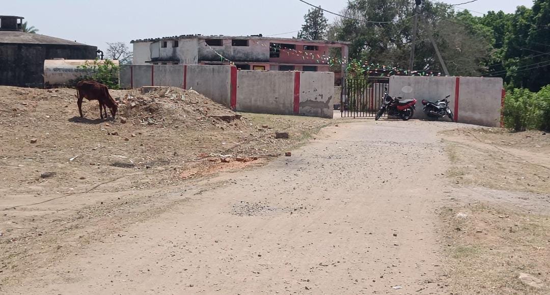 ग्राम पंचायत के सामने ही खस्ताहाल है सड़क, जिम्मेदार नहीं दे रहे हैं ध्यान | New India Times