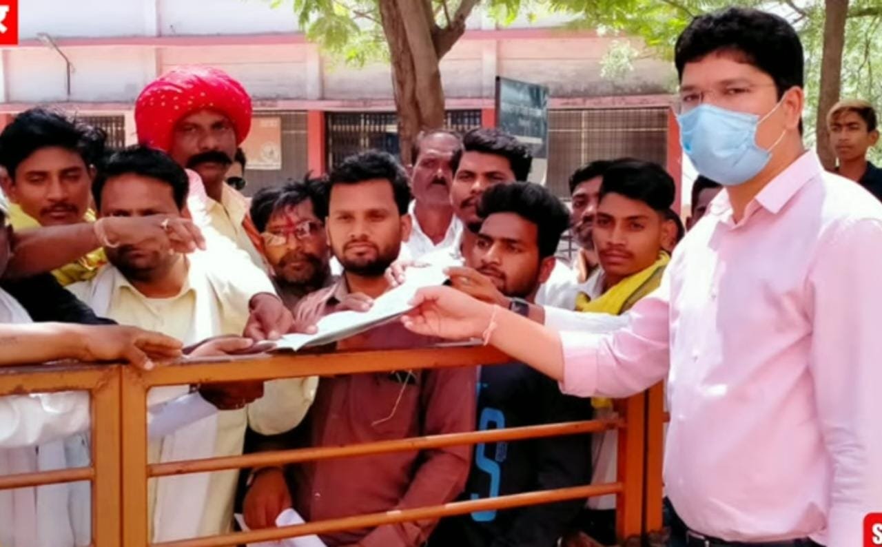 आदिवासी समाज द्वारा विभिन्न मांगों को लेकर राज्यपाल के नाम डिप्टी कलेक्टर को सौंपा गया ज्ञापन | New India Times