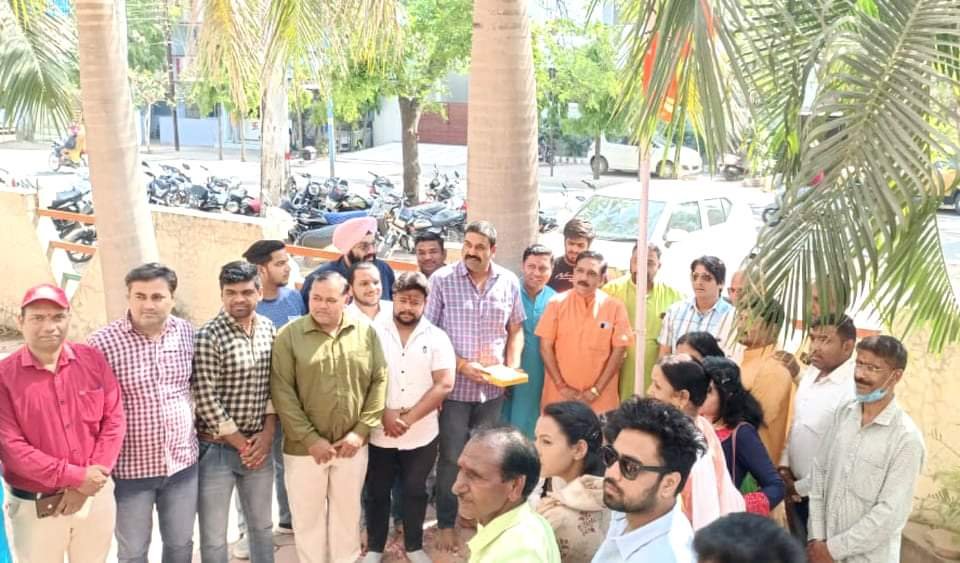 भाजपा कार्यकर्ताओं ने अपने घरों पर पार्टी का झंडा फहरा कर धूमधाम से मनाया भाजपा का 42वां स्थापना दिवस | New India Times