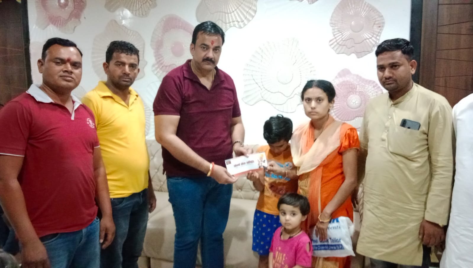 डॉ. संदीप सरावगी ने दक्ष चावलानी की फीस जमा कर पिछली फीस करवाई माफ, बच्चे और माता पिता के चेहरे पर लौटी रौनक | New India Times