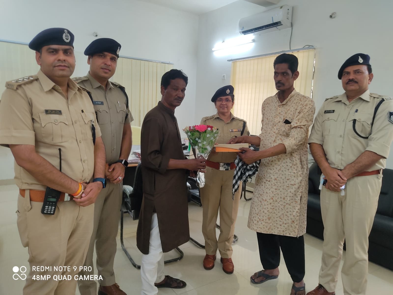 नाबालिग गुम बालिका को पुलिस तक पहुंचाने वाले असली हीरो ऑटो चालक का हुआ सम्मान | New India Times