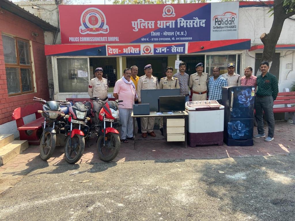 चोरी और नकबजनी करने वाले दो बाल अपचारी सहित तीन आरोपी गिरफ्तार, आधा दर्जन से ज्यादा मामलों का हुआ खुलासा, 7.5 लाख रुपये का मशरूक़ा बरामद | New India Times