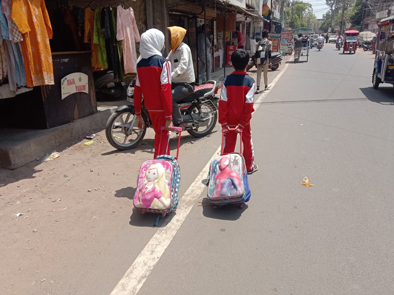 पढ़ाई के बोझ पर भारी पड़ रहा है स्कूल बैग का बोझ | New India Times