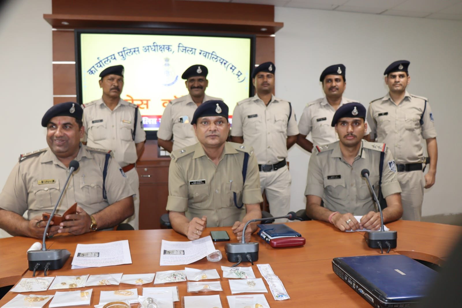 थाना गोले के मंदिर पुलिस ने एक शातिर वाहन चोर/नकबजन को गिरफ्तार कर चोरी के वाहन व सोने-चॉंदी के जेवरात किया बरामद | New India Times