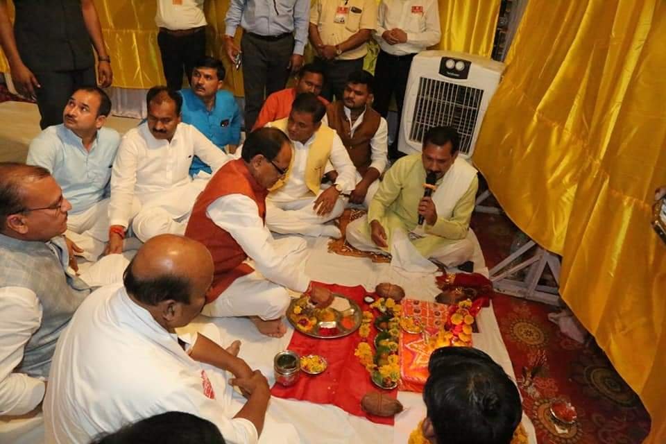 रामनवमी पर धार्मिक नगरी ओरछा में मनाया गया ऐतिहासिक राम जन्मोत्सव, मुख्यमंत्री श्री शिवराज सिंह चौहान के दीप प्रज्वलित करने के साथ ही 5 लाख दीपों से जगमगा उठा ओरछा | New India Times