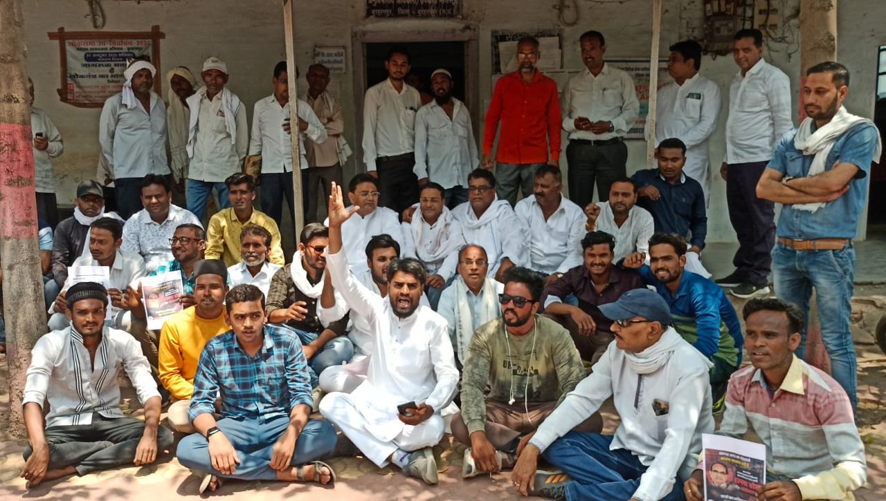 व्यापम में लिप्त मंत्री, ओएसडी के खिलाफ कार्यवाही की मांग को लेकर युवा कांग्रेस का हल्ला बोल कार्यक्रम हुआ संपन्न, एसडीएम को दिया ज्ञापन | New India Times