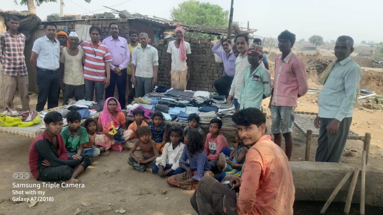 ईंट भट्ठों में पहुंचकर रोटरी क्लब बुरहानपुर के सदस्यों ने जरूरतमंदों को वितरित किये वस्त्र | New India Times