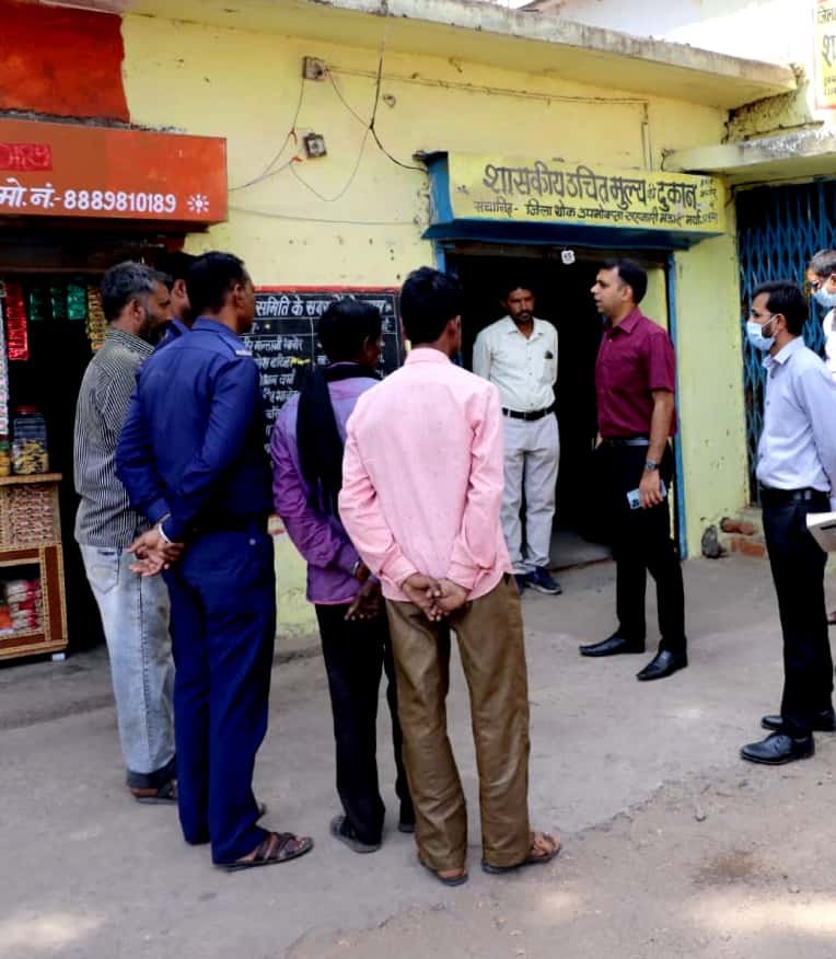 उचित मूल्य की दुकान का कलेक्टर ने किया औचक निरीक्षण, ग्रामीणों की कम अनाज मिलने की शिकायत पर कलेक्टर ने दिये जांच के आदेश 2 उचित मूल्य की दुकान का कलेक्टर ने किया औचक निरीक्षण, ग्रामीणों की कम अनाज मिलने की शिकायत पर कलेक्टर ने दिये जांच के आदेश | New India Times