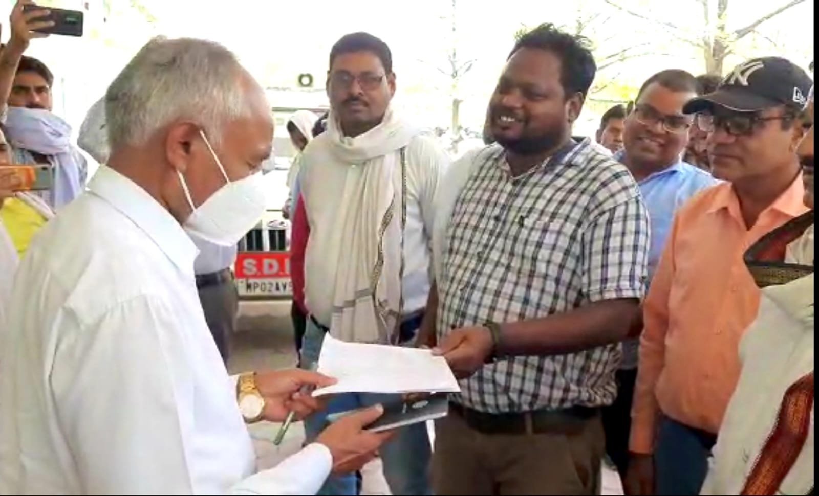 दमोह तहसीलदार के ट्रांसफर पर उठे सवाल, क्या दमोह की तहसीलदार के ईमानदार होने की दी जा रही है सज़ा? | New India Times