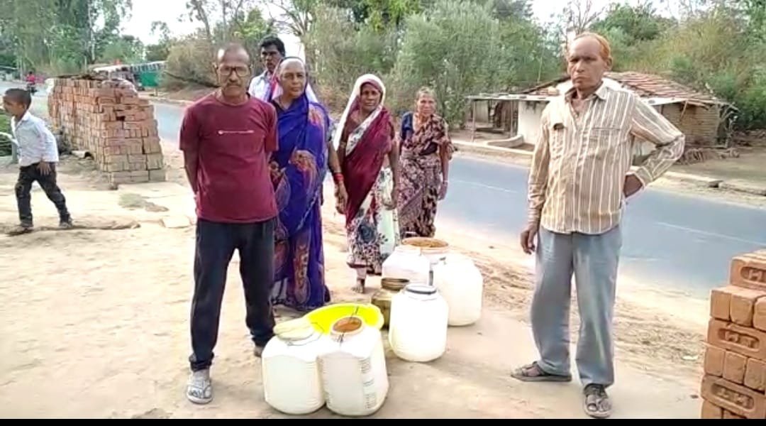 पेयजल संकट से जनता परेशान, जिम्मेदार दे रहे हैं आश्वासन, नदी नाले से पानी लाने को मजबूर है जनता | New India Times