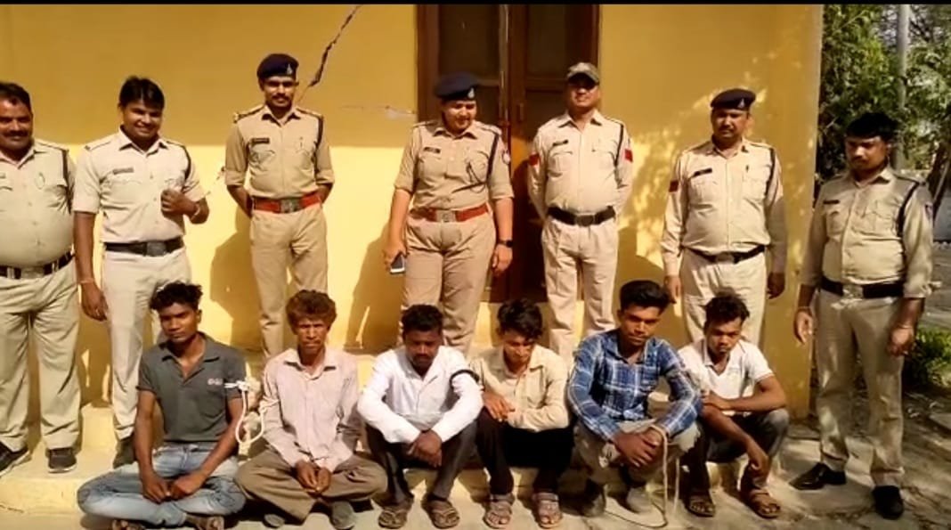 अबैध संबंध के चलते पति ने बेटे, भांजे एवं अन्य तीन दोस्तों से मिलकर की पत्नी के प्रेमी हत्या, सभी हत्यारोपियों को गिरफ्तार कर पुलिस ने किया अंधे कत्ल केस का खुलासा | New India Times