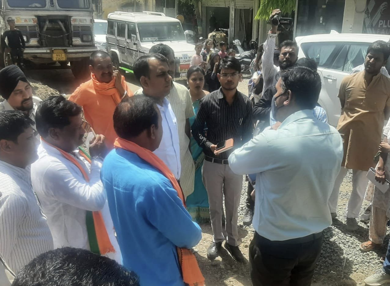 मेघनगर में जल जीवन मिशन के कार्यो का कलेक्टर ने जायजा लिया, अनियमितता पाये जाने एवं नियमानुसार कार्य नहीं करने पर दिये जांच के निर्देश | New India Times