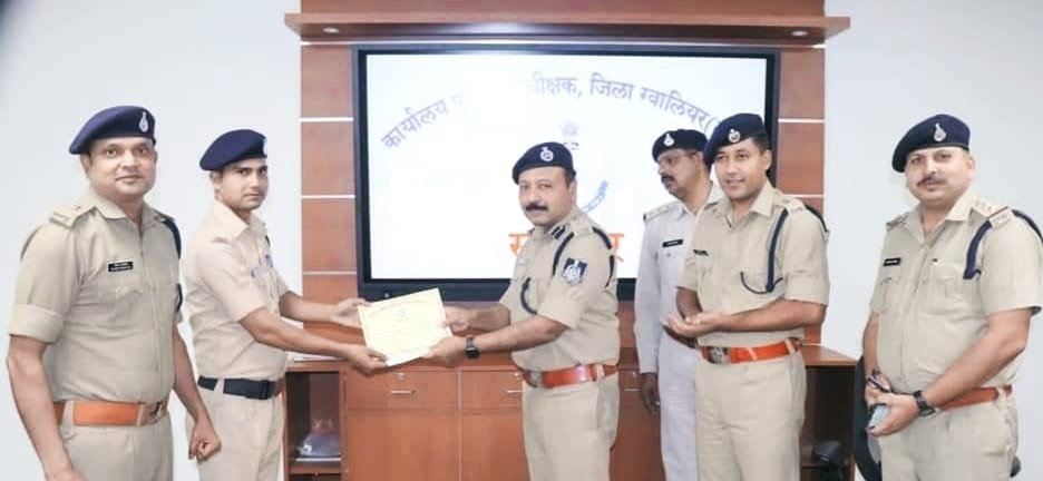 अपराधियों से हथियार छीनकर गंभीर घटना को रोकने वाले दोनों आरक्षकों को एसएसपी ग्वालियर ने किया सम्मानित | New India Times