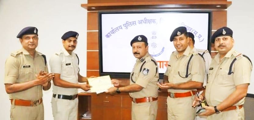 अपराधियों से हथियार छीनकर गंभीर घटना को रोकने वाले दोनों आरक्षकों को एसएसपी ग्वालियर ने किया सम्मानित | New India Times