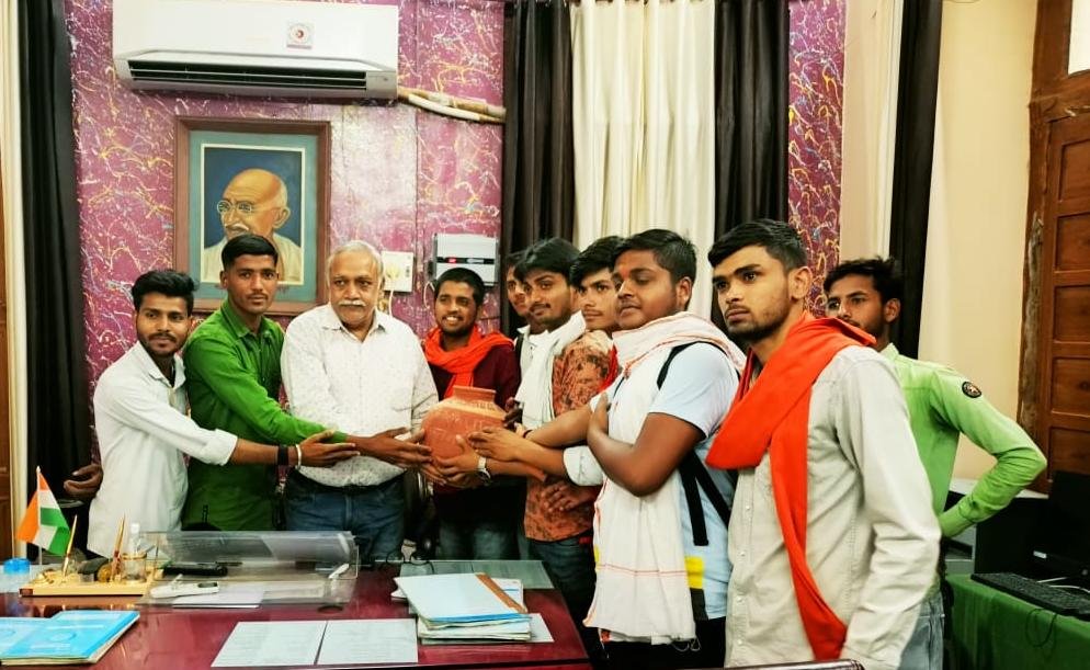 पानी की टंकी में मिले कीड़े-मकोड़े, ABVP ने छात्रों को पिलाया ठंडा जल, मटके पर दिया कॉलेज प्राचार्य को ज्ञापन | New India Times