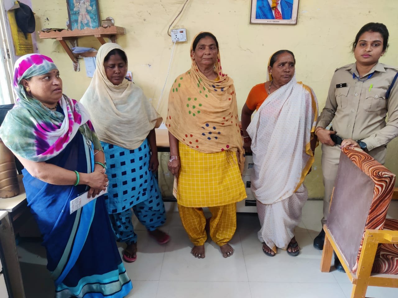 ऋण से परेशान युवक की आत्महत्या के मामले में सुसाइड नोट के आधार पर पुलिस ने चार महिला आरोपियों के ख़िलाफ़ प्रकरण दर्ज कर चारों महिला आरोपियों को किया गिरफ़्तार | New India Times