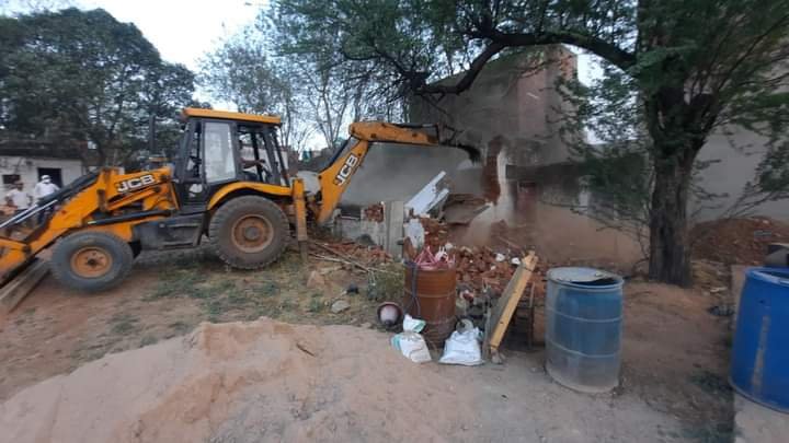 एंटी माफिया अभियान के तहत 12 करोड़ रूपए बाजार मूल्य की शासकीय भूमि कराई गई मुक्त, मुर्गी फार्म व दो दुकानों को किया ध्वस्त | New India Times