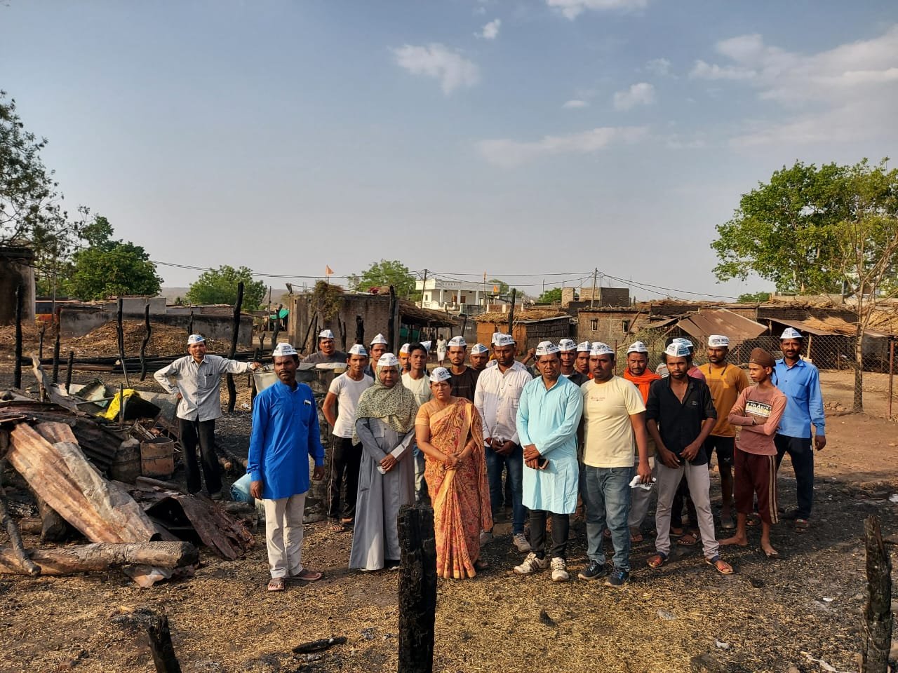 आम आदमी पार्टी की महिला जिला अध्यक्ष श्रीमती प्रतिभा संतोष सिंह दीक्षित ने आगजनी से पीड़ित ग्राम घाघरला का किया दौरा | New India Times
