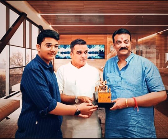 गुजरात के मुख्यमंत्री भूपेंद्र भाई पटेल गृहमंत्री हर्ष संघवी से शिष्टाचार मुलाकात करने पहुंचे झांसी। झांसी के वरिष्ठ समाजसेवी डॉ संदीप सरावगी का गुजरात की मुख्यमंत्री व गृहमंत्री ने किया सम्मान | New India Times