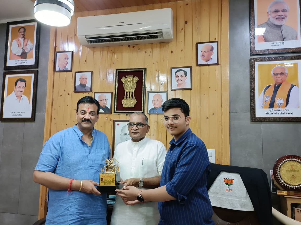 गुजरात के मुख्यमंत्री भूपेंद्र भाई पटेल गृहमंत्री हर्ष संघवी से शिष्टाचार मुलाकात करने पहुंचे झांसी। झांसी के वरिष्ठ समाजसेवी डॉ संदीप सरावगी का गुजरात की मुख्यमंत्री व गृहमंत्री ने किया सम्मान | New India Times