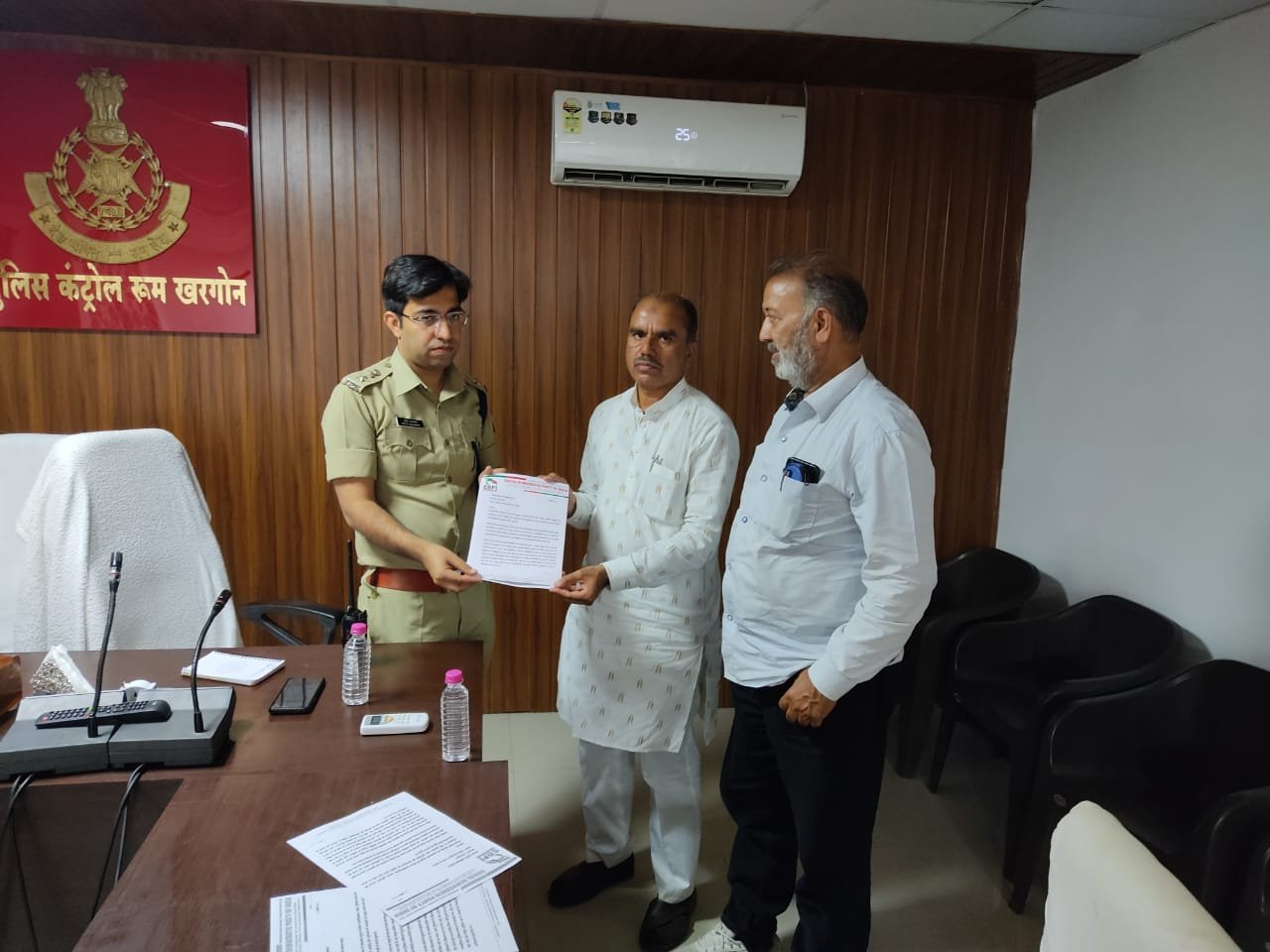 खरगोन पुलिस द्वारा की जा रही पक्षपात पूर्ण कार्रवाई को लेकर एसडीपीआई का प्रतिनिधी मण्डल खरगोन एसपी से मिला | New India Times