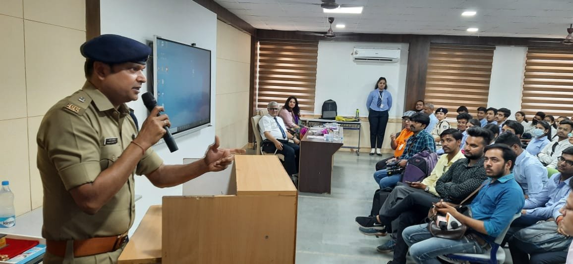 ग्वालियर पुलिस ने आयोजित किया प्रेस्टीज कॉलेज में ‘सायबर क्राइम अवेयरनेस’ विषय पर सेमीनार, अध्ययनरत छात्र-छात्राओं को सायबर अपराधों से बचाव की दी गई जानकारी | New India Times