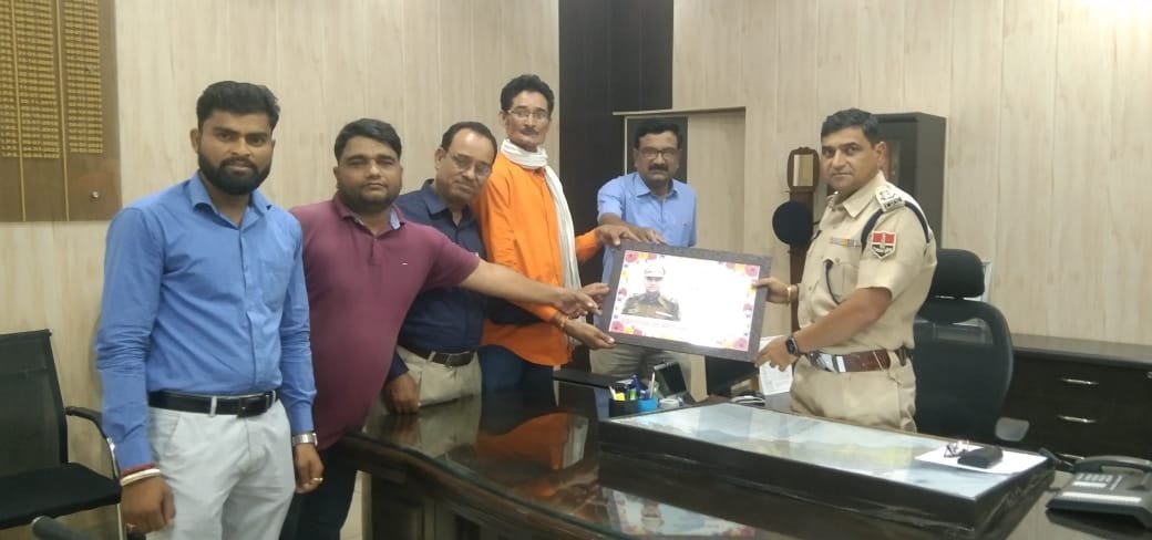 महासंघ एकीकृत के पदाधिकारियों द्वारा जिला पुलिस अधीक्षक को प्रतीक चिन्ह भेंट देकर किया गया सम्मान | New India Times