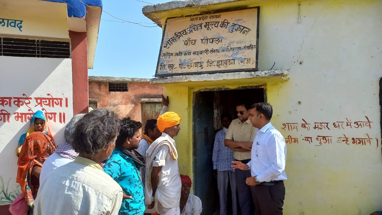 कलेक्टर सोमेश मिश्रा द्वारा शासकीय उचित मूल्य की दुकान का किया गया आकस्मिक निरीक्षण | New India Times