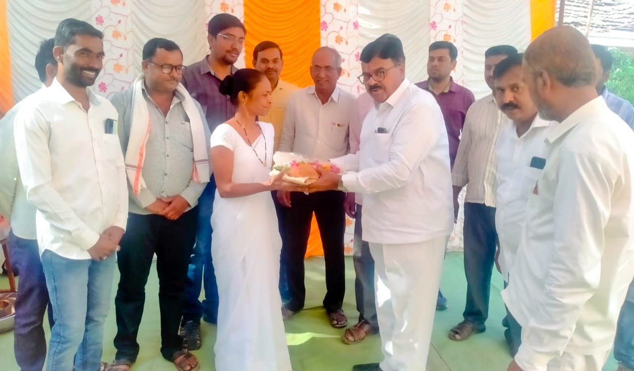 शेंदुर्नी PHC में सेवारत राजश्री पाटिल को मिलेगा राष्ट्रीय पुरस्कार, संजय गरुड़ ने राजश्री का किया सम्मान | New India Times