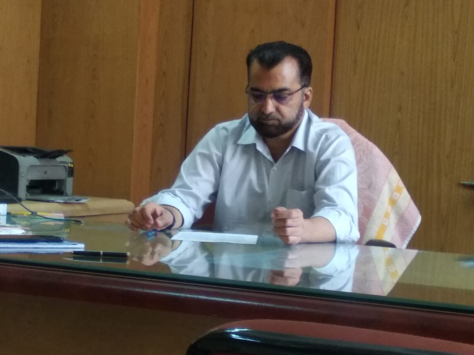 राजस्थान प्रशासनिक अधिकारी हाफिज सैयद मुकर्रम अली शाह अपने अधिकारी के कर्तव्यों को पूरा करते हुये रमजान माह में पढ़ा रहे हैं तरावीह भी | New India Times