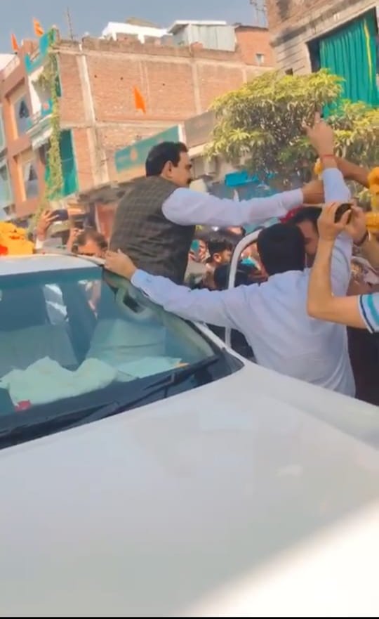 गृह मंत्री डाॅ नरोत्तम मिश्रा के जन्मदिवस पर कार्यकर्ताओं और समर्थकों ने फूल मालाओं से उनका किया जोरदार स्वागत | New India Times