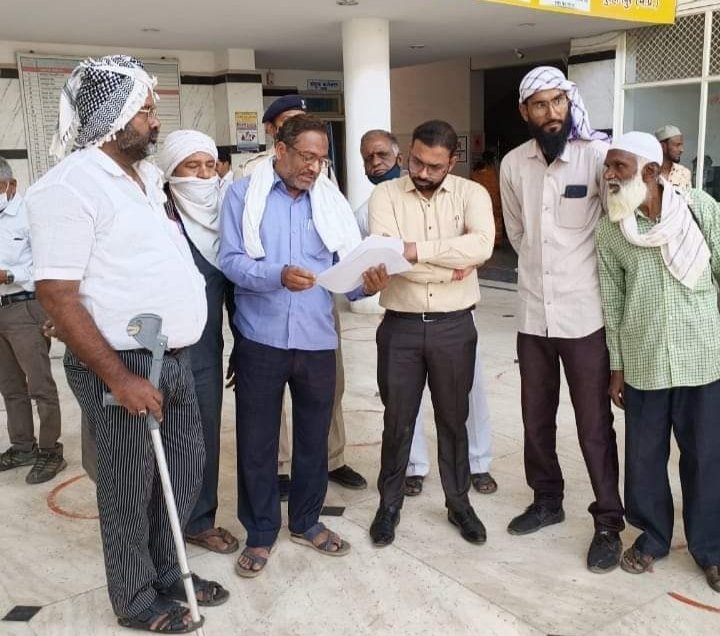 मध्य प्रदेश के मुख्यमंत्री और गृहमंत्री द्वारा शपथ का उल्लंघन करने पर संविधानिक पद से बर्खास्त करने की मांग को लेकर इंडियन यूनियन मुस्लिम लीग और एमआईएम के राष्ट्र स्तरीय पदाधिकारियों ने राज्यपाल के नाम कलेक्टर बुरहानपुर को सौंपा ज्ञापन | New India Times