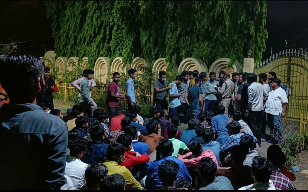 बरकतउल्ला विश्विद्यालय में पुलिस की बर्बरता आई सामने, शराब के नशे में धुत पुलिस कर्मियों ने दलित छात्रों को विश्विद्यालय स्तिथ हॉस्टल से निकाल कर दौड़ा दौड़ा कर पीटा | New India Times