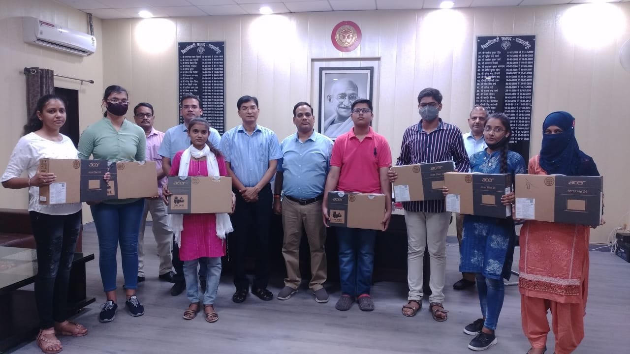 कोविड-19 से माता-या-पिता खो चुके 9 विद्यार्थियों को मिला लैपटॉप | New India Times