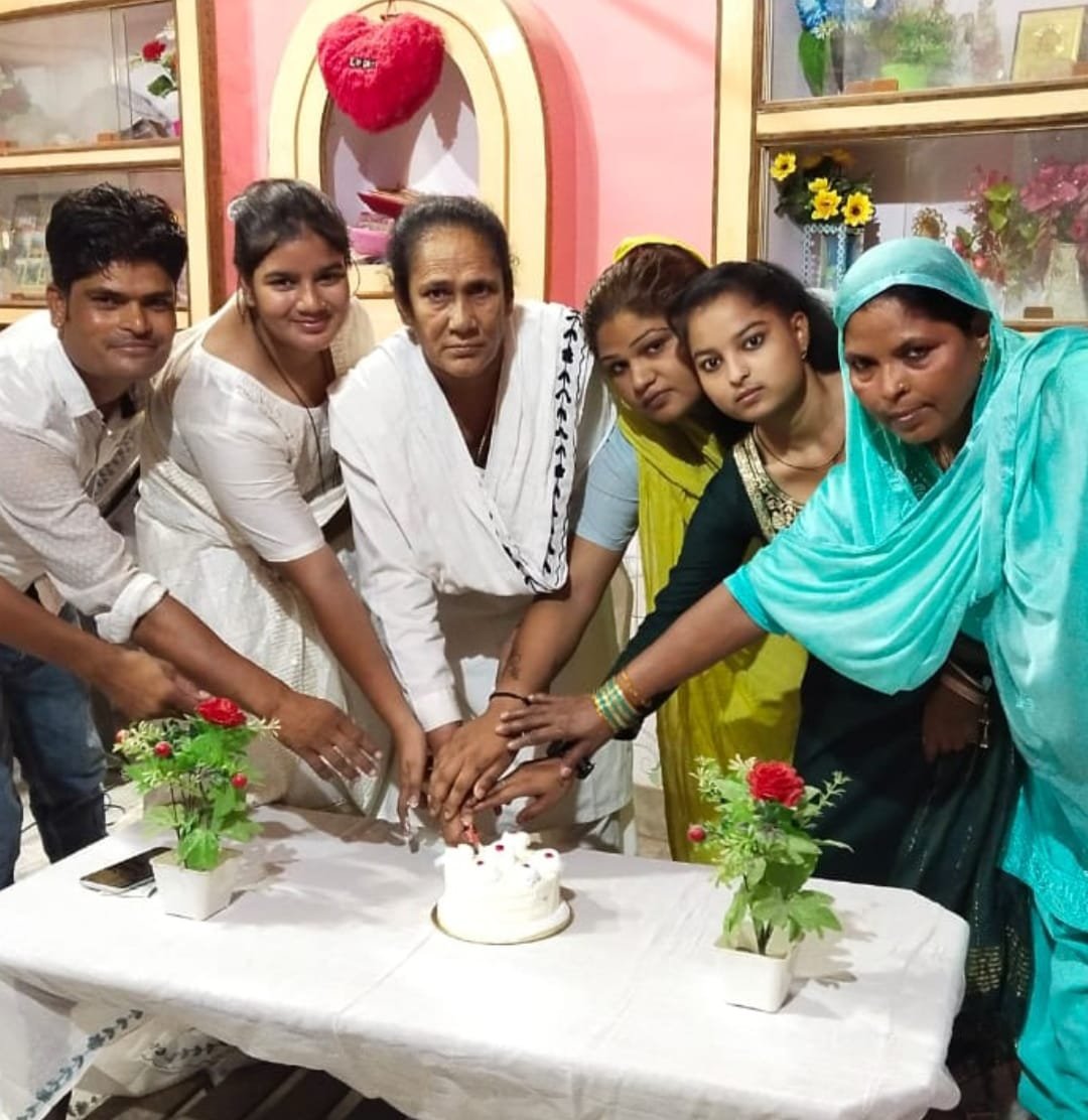 कांग्रेस सेवादल के जिला महासचिव शोभा बाई के द्वारा केक काटकर मनाया गया मुख्यमंत्री गहलौत जी का जन्मदिन | New India Times