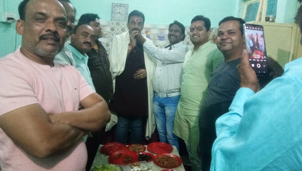 ईद उल फितर के पावन पर्व पर वरिष्ठ समाजसेवी डाॅ. संदीप सरावगी का मोहम्मद सफीक और पप्पू भाई जान के आवास पर मीठी सेवईयां, मेवा भेंटकर व शाल ओढ़ाकर किया गया सम्मान | New India Times