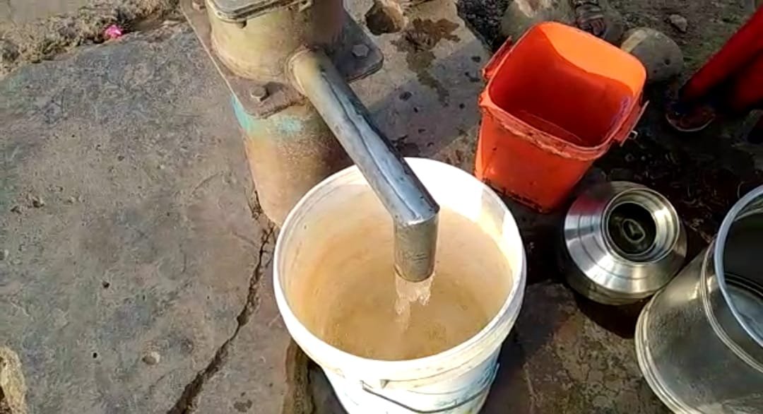 हैंडपंप का गंदा पीला पानी पीने को मजबूर हैं ग्रामीण, कई बार सूचना देने के बाद भी नहीं हुआ निराकरण | New India Times