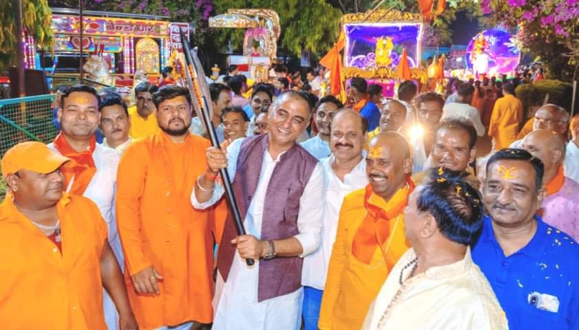 भगवान परशुरामजी की आकर्षक झांकी के साथ निकली विशाल शोभा यात्रा, नगर में जगह-जगह स्वागत मंच से हुई पुष्प वर्षा | New India Times