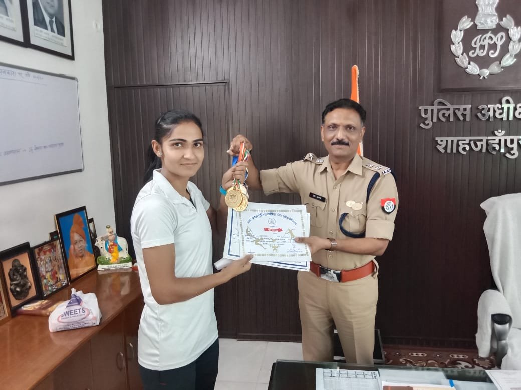 शाहजहांपुर का महिला कांस्टेबल ने किया नाम रोशन, एसपी एस. आनन्द ने किया सम्मानित | New India Times