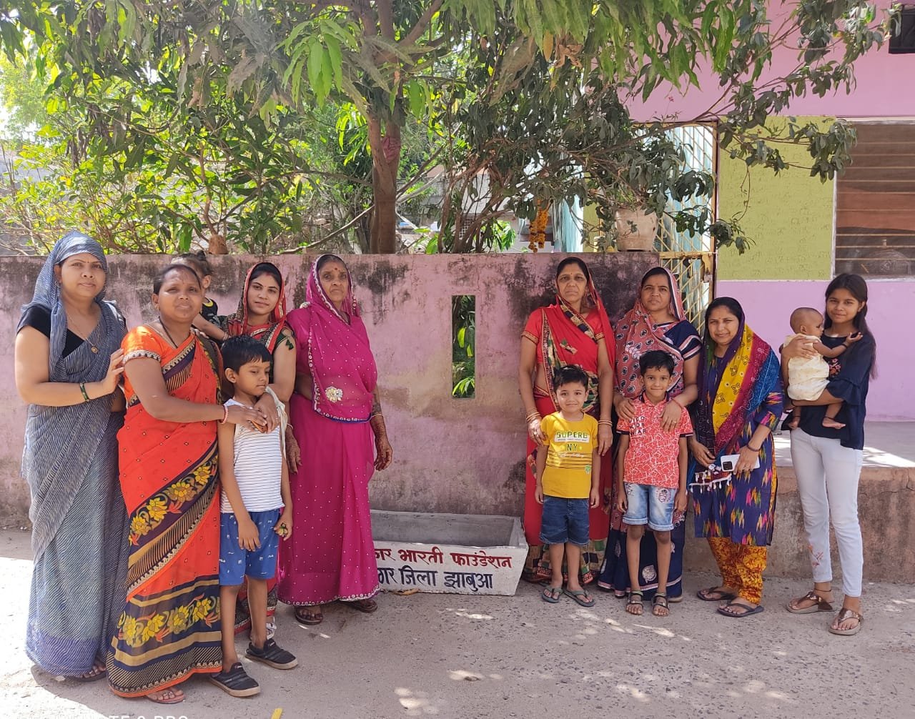 संस्कार भारती फाउंडेशन का काबिले तारीफ कार्य: बेजुबान जानवरों के लिए महिलाओं ने घर-घर दस्तक देकर रखी पानी की टंकियां | New India Times
